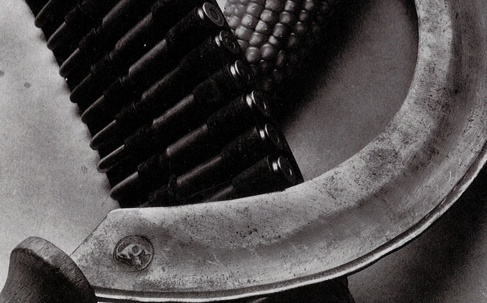 Tina Modotti. Šovininė, kukurūzo burbuolė, pjautuvas. 1927..